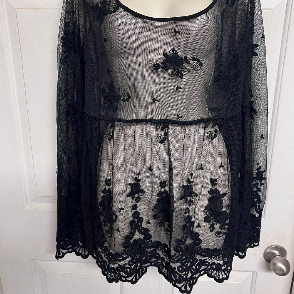 TORRID ❤️‍🔥 Size 2 Black Sheer Detailed Lace Top-💜